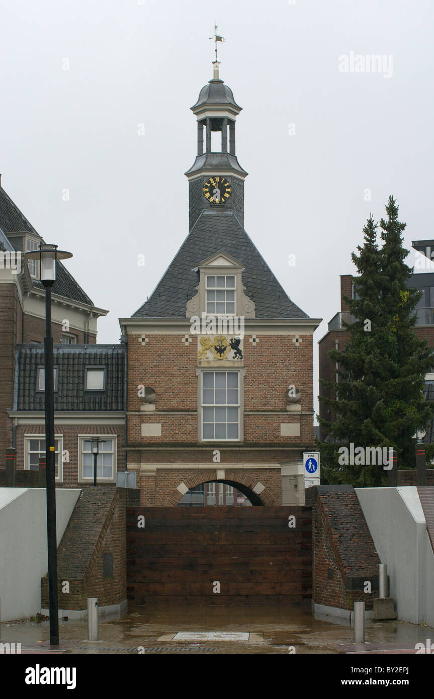 Deich Coupure (Durchschlag) bei Tiel Waterpoort verschlossen, wenn der Fluss Waal bei 15,5 m über dem normalen Niveau (NAP) Stockfoto