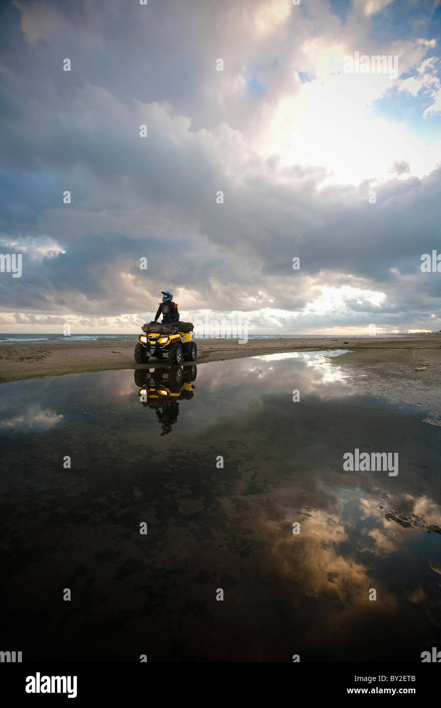 Ein Mann auf einem Quad in den Strand von Coatzacoalcos, Veracruz, Mexiko. Stockfoto