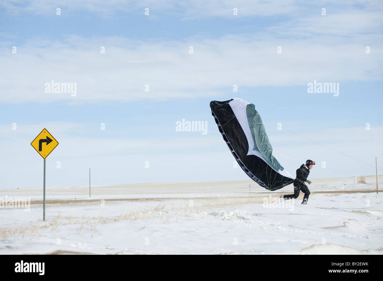 Ein junger Mann erspart seinen Kite ein Zeichen im ländlichen North Dakota. Stockfoto