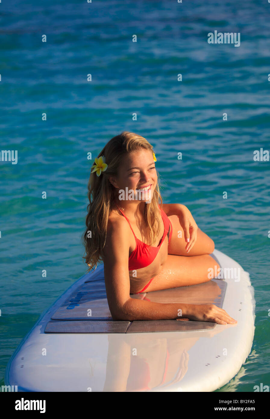 Teenager-Mädchen im roten Bikini am Stand up Paddle Board im Ozean in hawaii Stockfoto