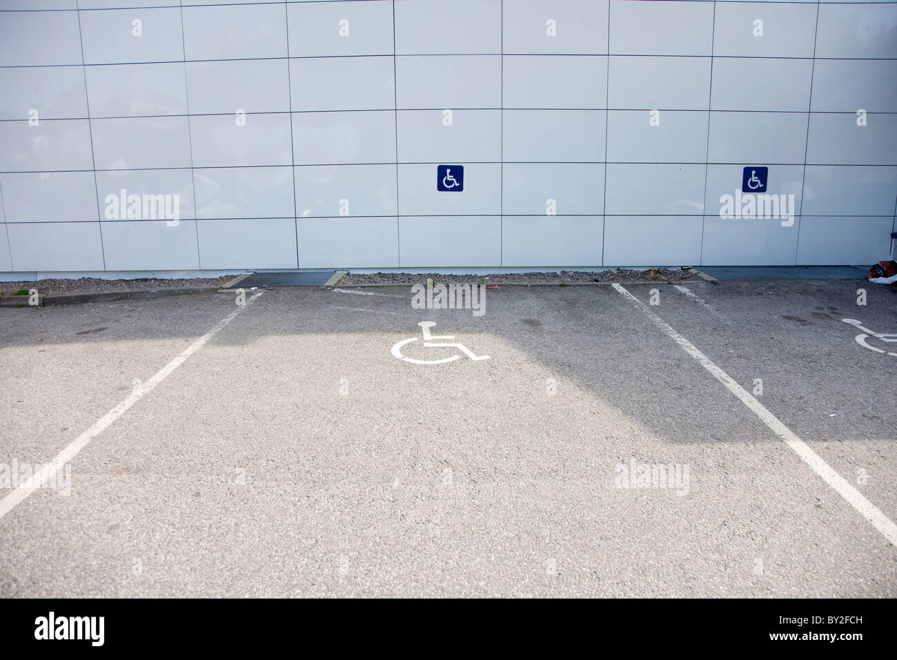 Eine leere Behindertenparkplatz Stockfoto