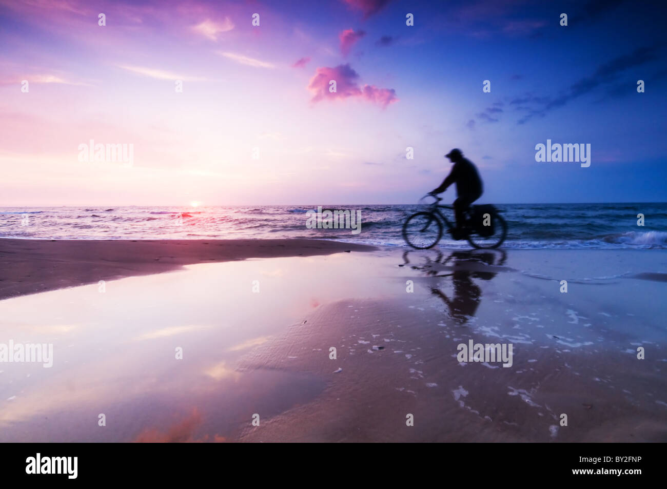 Gesunde Lebensweise, Sport. Fahrrad am Strand bei Sonnenuntergang Stockfoto
