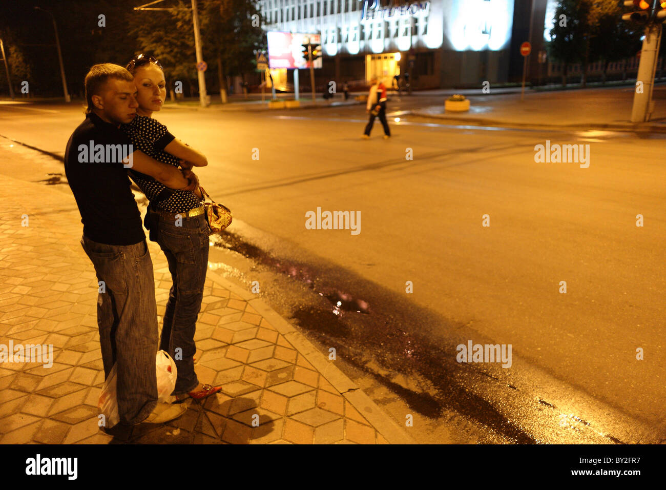 Eine Straßenszene in der Nacht, Brest, Weißrussland Stockfoto