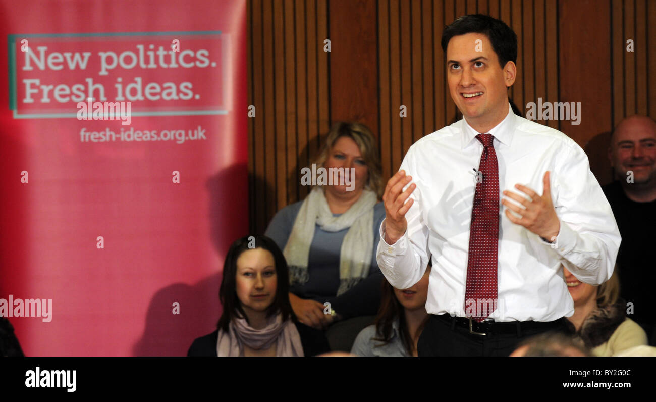 Labour Leader Ed Miliband spricht für die Öffentlichkeit während einer Sitzung Q & A in Hove Rathaus Teil der Arbeit frische Ideen Kampagne Stockfoto