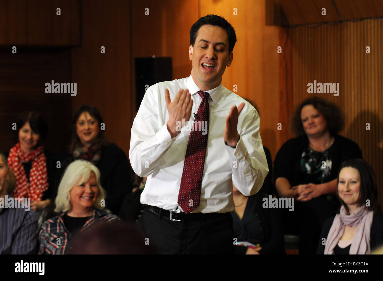 Labour Leader Ed Miliband spricht für die Öffentlichkeit während einer Sitzung Q & A in Hove Rathaus Teil der Arbeit frische Ideen Kampagne Stockfoto