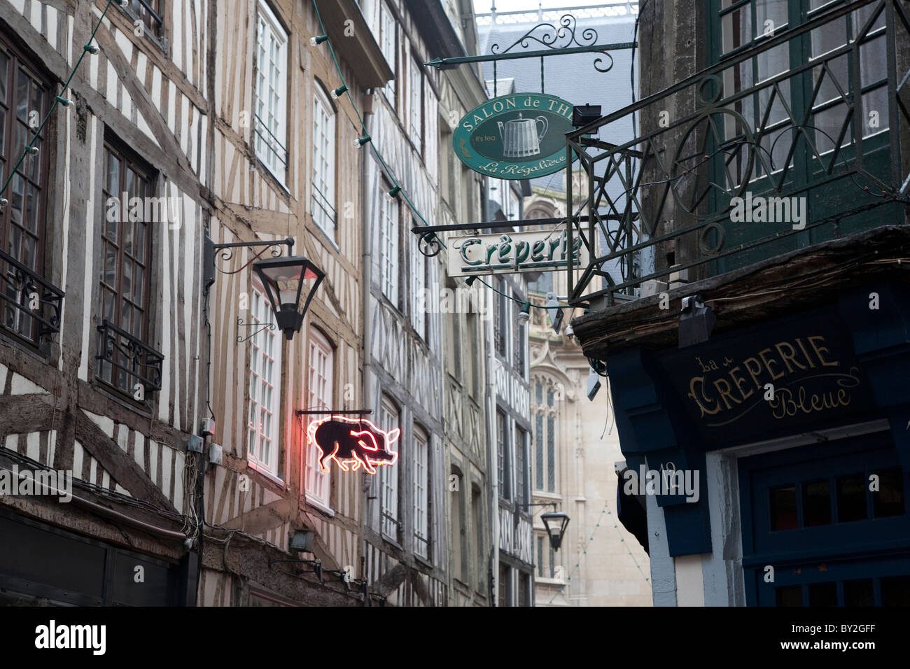 Ladenfronten auf Thouret Street, Rouen, Frankreich Stockfoto