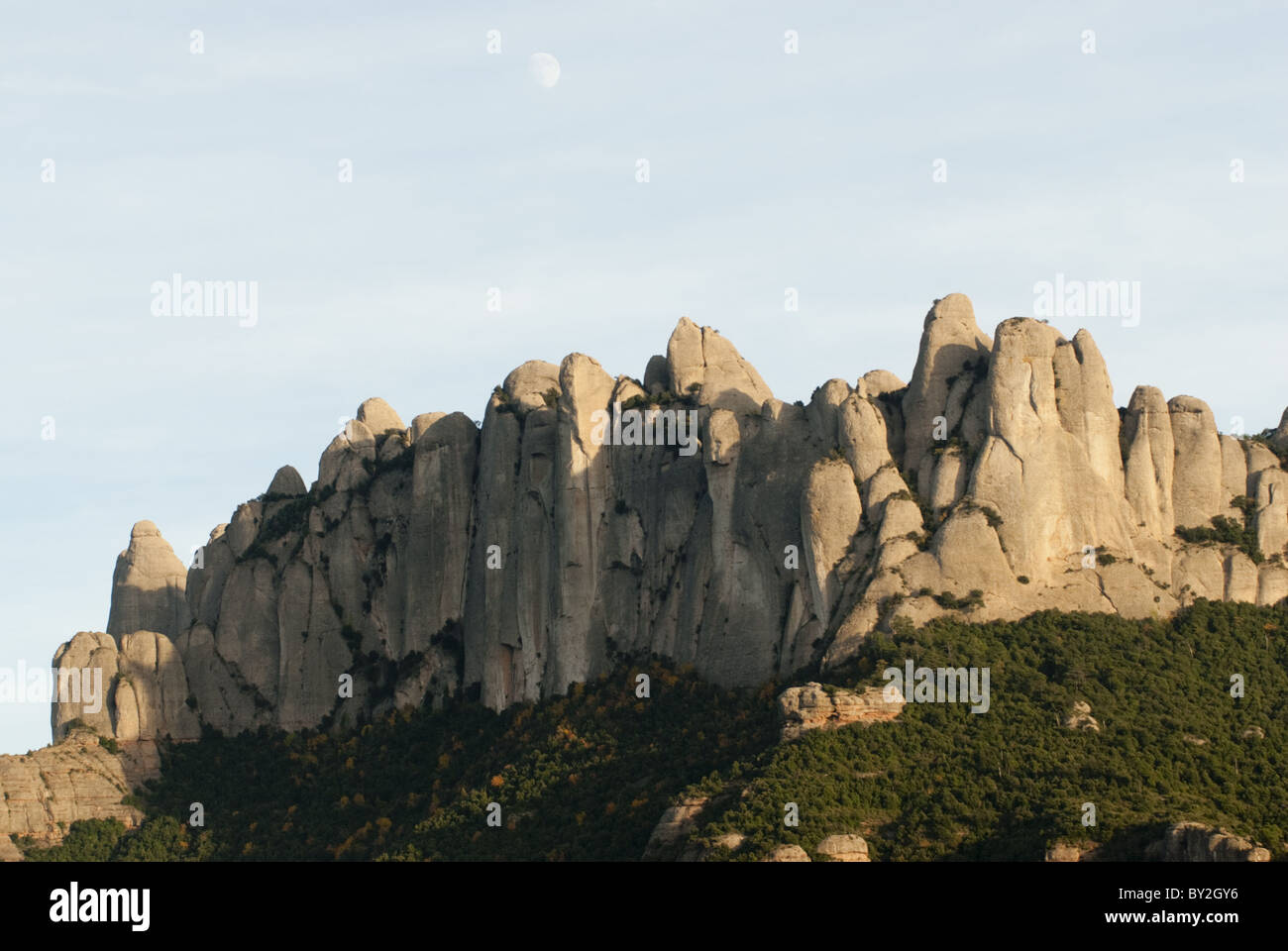 Die 300 Meter hohen Konglomerat Felstürme über das Gebirge Montserrat in Katalonien, Spanien Stockfoto