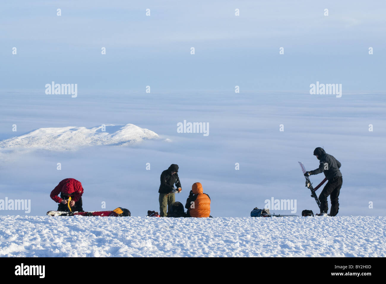 3 kostenlose Skifahrer und ein Snowboarder, immer bereit für eine Ski-Reise über den Wolken in Kittelfjall, Schweden Stockfoto