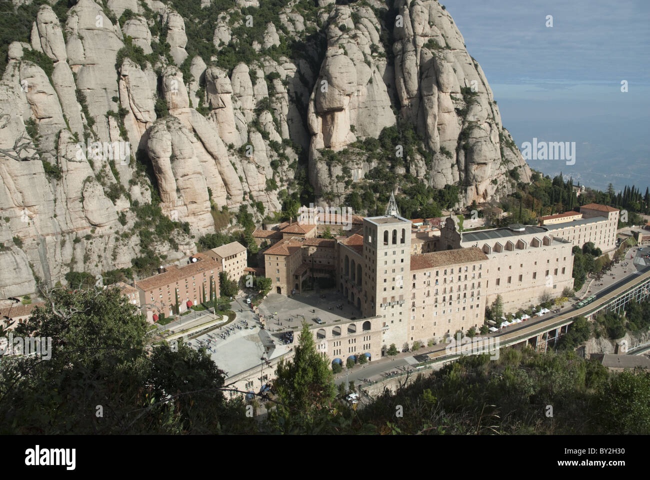 Die hohen Konglomerat Felsen überragt das Kloster Montserrat auf dem Montserrat-Gebirges in Katalonien, Spanien Stockfoto