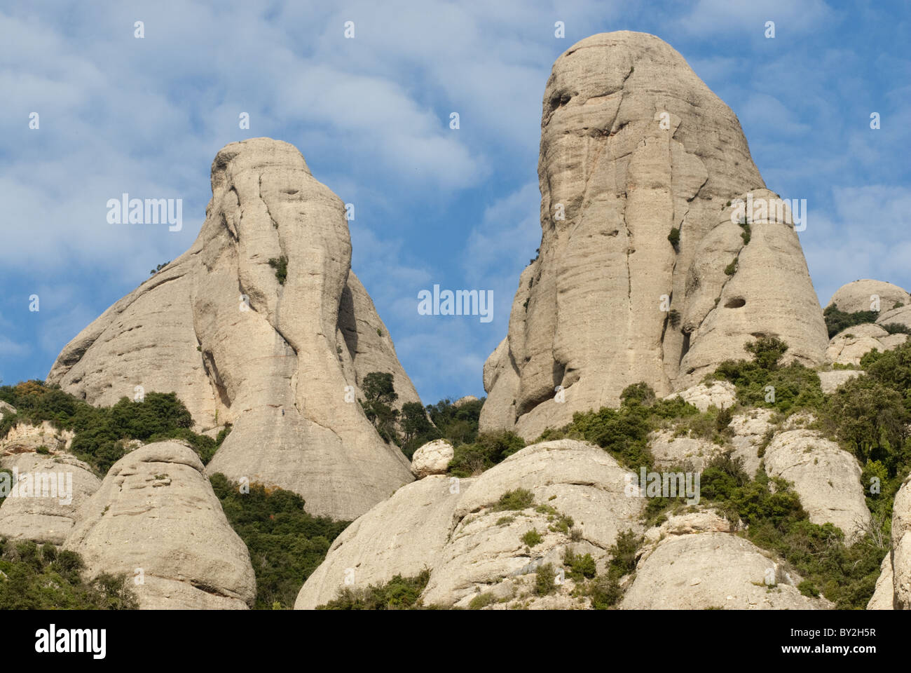 Zwei eigentümlich geformten Konglomerat Felstürme über das Gebirge Montserrat in Katalonien, Spanien Stockfoto