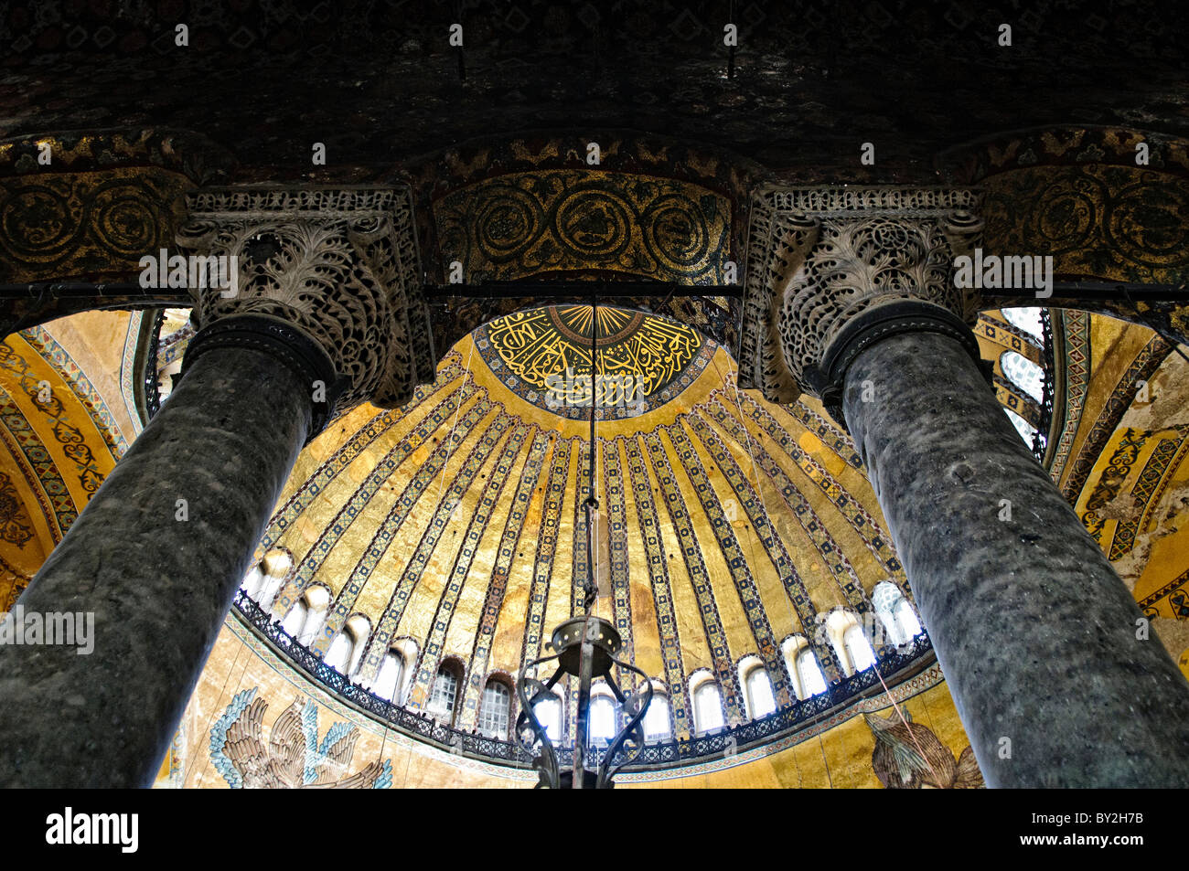 Hagia Sophia Interior Dome Istanbul Türkei // ISTANBUL, Türkei – ursprünglich als christliche Kathedrale erbaut, im 15. Jahrhundert in eine muslimische Moschee umgewandelt und heute ein Museum (seit 1935), ist die Hagia Sophia eines der ältesten und großartigsten Gebäude Istanbuls. Tausend Jahre lang war sie die größte Kathedrale der Welt und gilt als Krönung der byzantinischen Architektur. Stockfoto