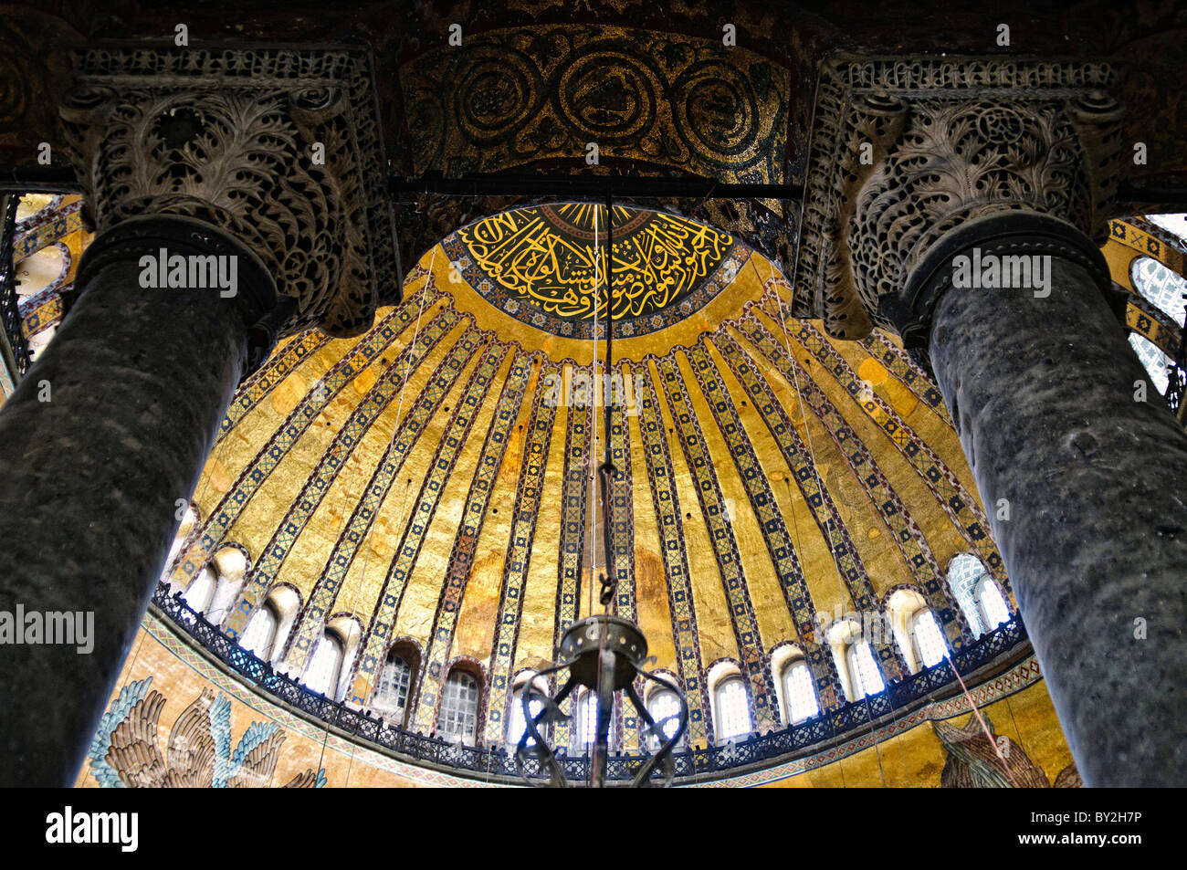 Hagia Sophia Dome Interior Istanbul Türkei // ISTANBUL, Türkei – ursprünglich als christliche Kathedrale erbaut, im 15. Jahrhundert in eine muslimische Moschee umgewandelt und heute ein Museum (seit 1935), ist die Hagia Sophia eines der ältesten und großartigsten Gebäude Istanbuls. Tausend Jahre lang war sie die größte Kathedrale der Welt und gilt als Krönung der byzantinischen Architektur. Stockfoto
