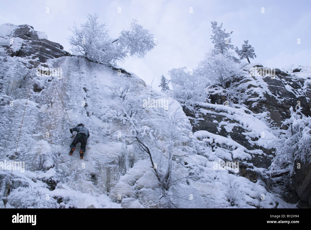Ein Eiskletterer Klettern ein Eisfall am Pyhätunturi in Lappland, Finnland. Stockfoto Ein Eiskletterer Klettern ein Eisfall am Pyhätunturi in Lappland, Finnland. Stockfoto