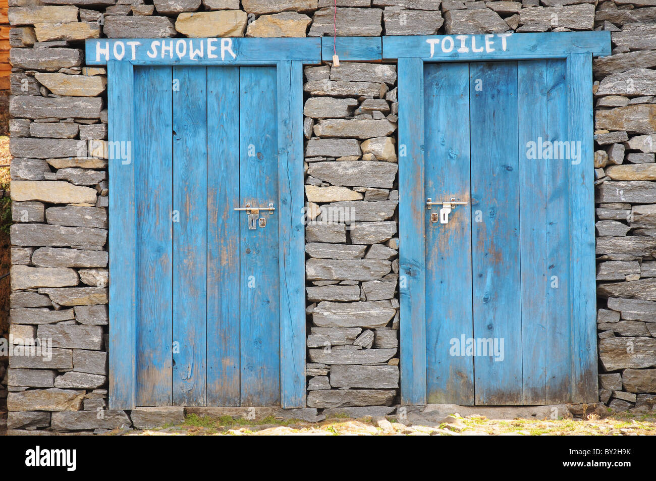 Heiße Dusche und Toilette in einem trekking Lodge in Nepal Stockfotografie  - Alamy