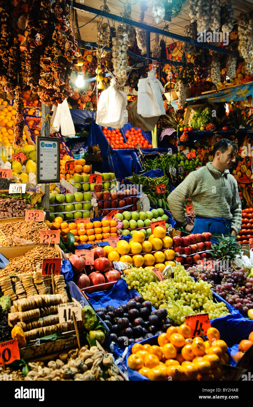 Gewürzbasar Frischprodukte Istanbul Türkei // ISTANBUL, Türkei — Frischprodukte zum Verkauf auf dem Gewürzbasar (auch bekannt als ägyptischer Basar) in Istanbul. Der Gewürzbasar, auf Türkisch Mısır Çarşısı genannt, ist einer der ältesten überdachten Märkte Istanbuls, der in den 1660er Jahren als Teil der Neuen Moschee errichtet wurde. Der Markt spezialisierte sich traditionell auf Gewürze, Kräuter und Arzneimittel, die aus Ägypten und anderen Teilen des Osmanischen Reiches importiert wurden. Der L-förmige Basar befindet sich im Stadtteil Eminönü nahe dem Goldenen Horn und beherbergt 88 Geschäfte, die auch heute noch Einheimische und Besucher bedienen. Der Bazaa Stockfoto