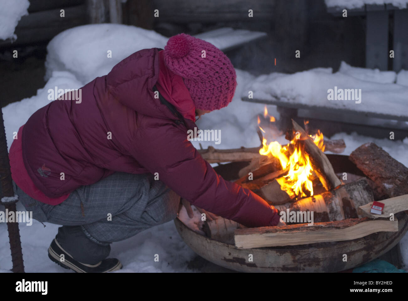Weibliche Camper S Die Einrichtung Von Einem Lagerfeuer Im Winterlichen Bedingungen Am Pyhatunturi Finnisch Lappland Stockfoto Bild 33863717 Alamy