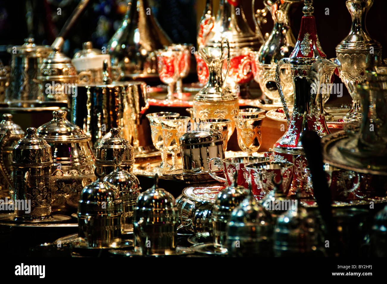 Besteck und Gläser für den Verkauf in einem Geschäft in Istanbuls historischen Grand Bazaar. Reich verzierte Tee-Sets, wie in dieser Aufnahme sind eine gemeinsame Elemente in den Basar zu finden. Stockfoto