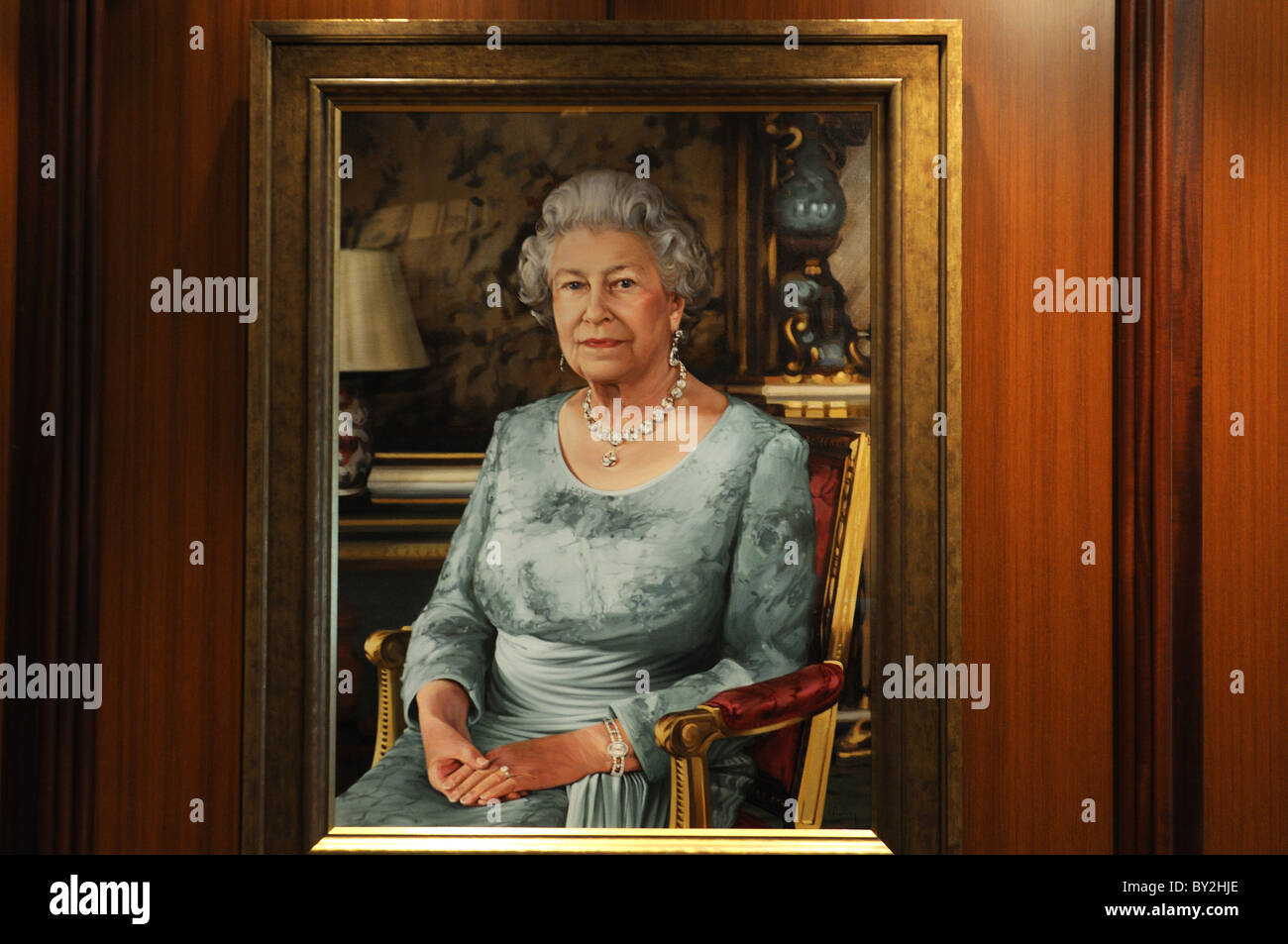 Ein Portrait von Königin Elizabeth II von Isobel Peachey hängt im Atrium des Queen Elizabeth, Cunard es neueste Schiff. Stockfoto