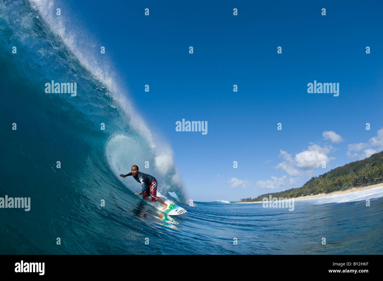 Ein Jüngling Hawaiian Surfen an Off The Wall, auf der Nordküste von Oahu, Hawaii Stockfoto