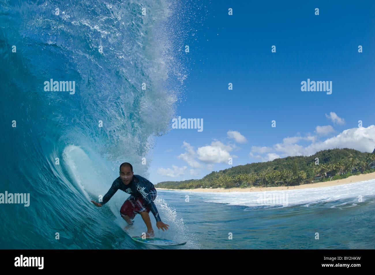 Ein Jüngling Hawaiian Surfen an Off The Wall, auf der Nordküste von Oahu, Hawaii Stockfoto