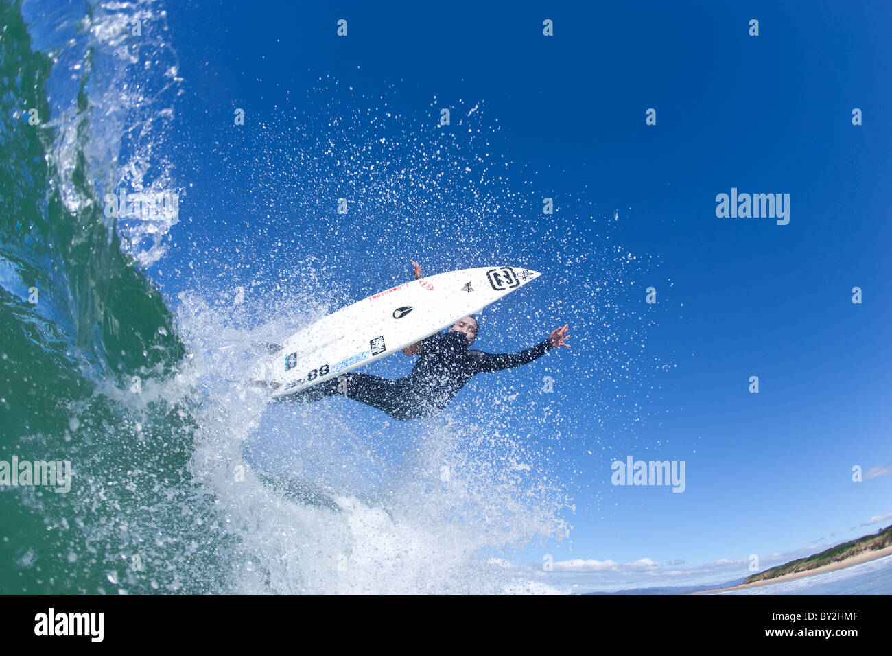 Ein Jüngling Hawaiian Surfen eine Riesenwelle Shipstern Bluff in Tasmanien Stockfoto