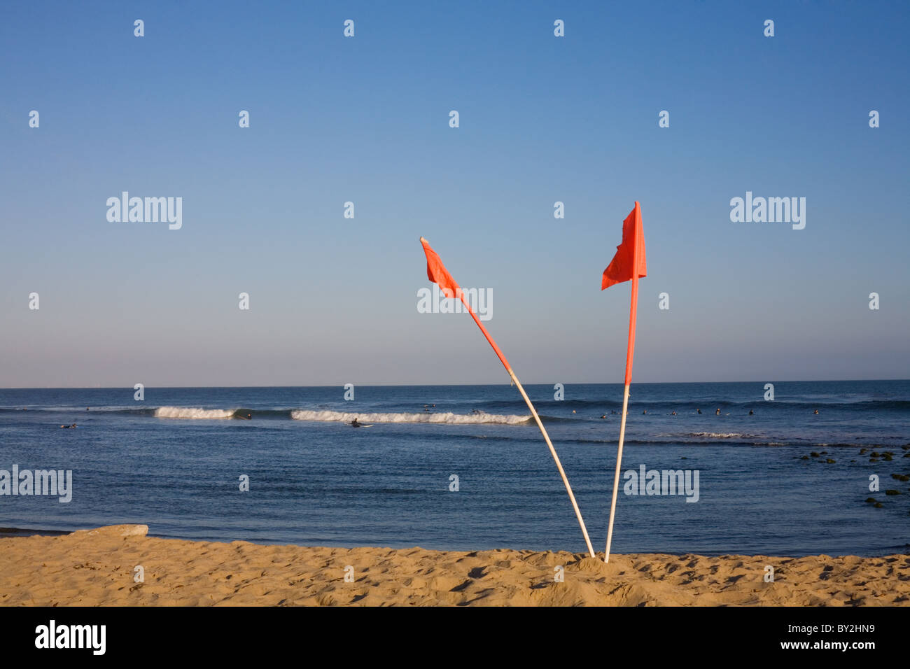 Fahnen markieren die Surf Zone, Malibu Lagoon State Beach, Malibu Beach, ehemals Surfrider Beach, Kalifornien, USA Stockfoto