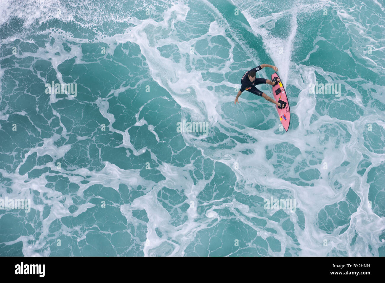 Ariel Blick eines jungen Mannes schleppen Surfen an Phantomen, Nordküste von Oahu, Hawaii. Stockfoto