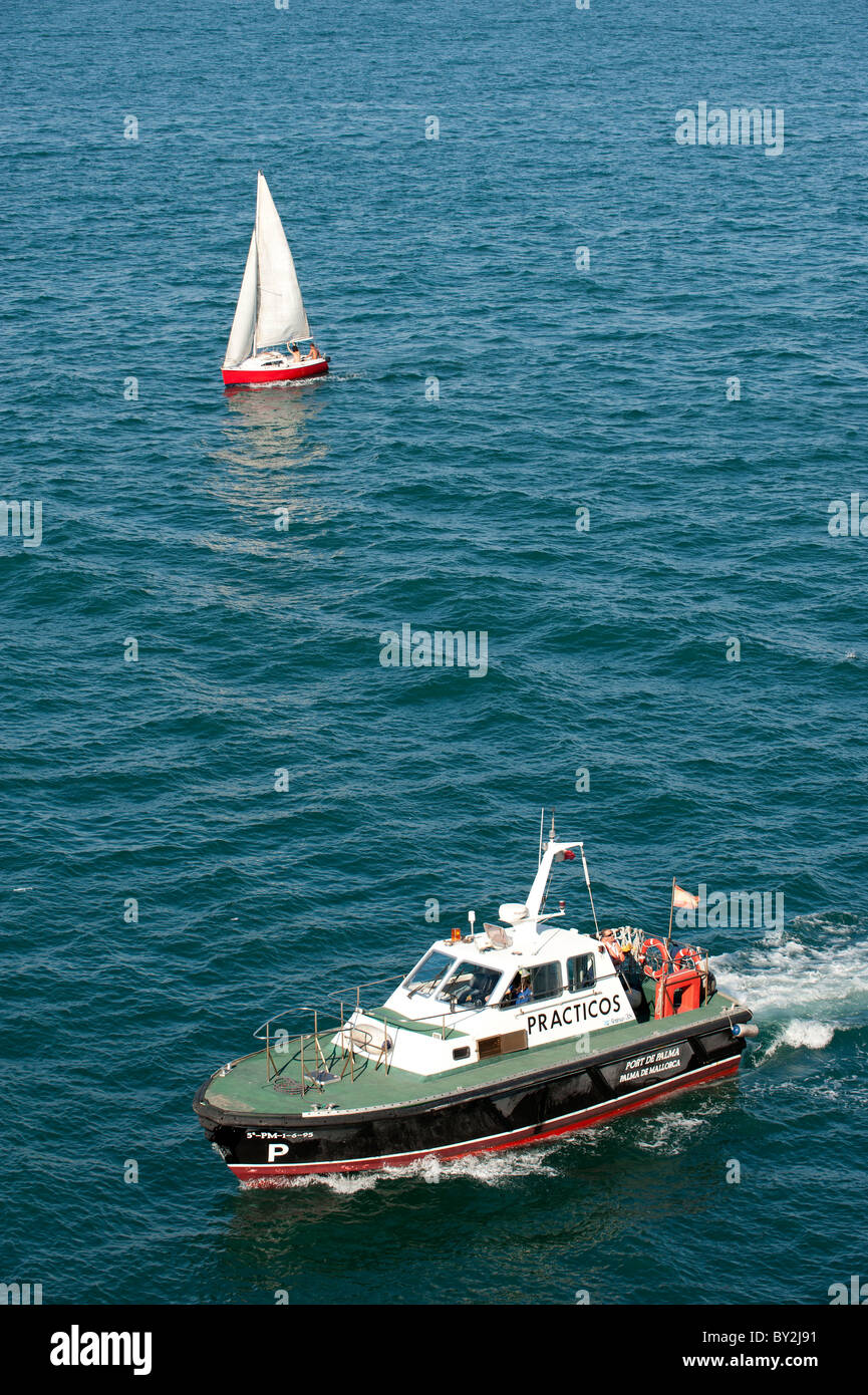 Segelboot und Lotsenboot Palma Mallorca Stockfoto
