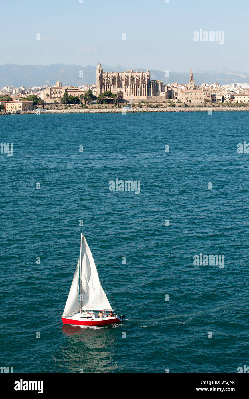 Yacht segeln von Palma Mallorca direkt am Meer Stockfoto