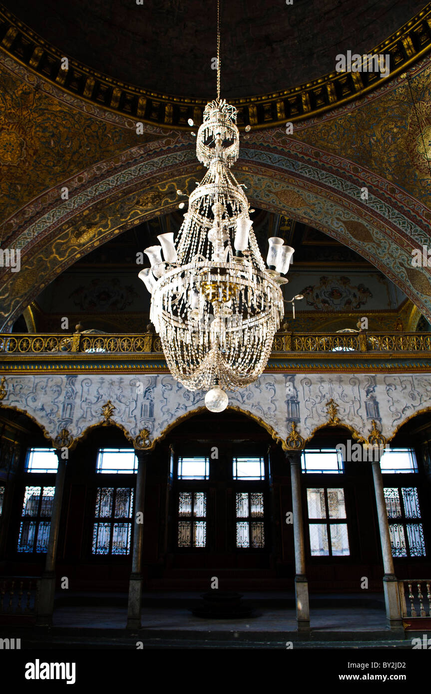 ISTANBUL, Türkei / Türkiye (Türkiye) — der Kaisersaal (Hünkâr Sofası), auch bekannt als Kaiserliches Sofa, Thronsaal oder Saal der Ablenkungen, ist eine Kuppelhalle im Harem des Topkapi-Palastes, die vermutlich im späten 16. Jahrhundert erbaut wurde. Stockfoto