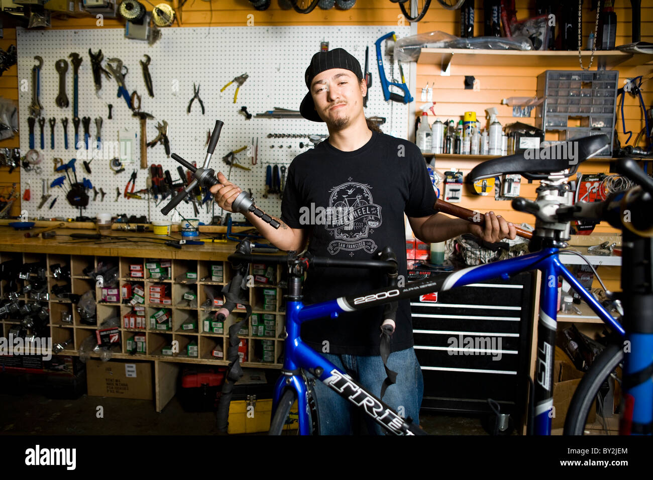 Eine Fahrrad-Reparatur-Mann arbeitet an einem Rennrad Venice, Kalifornien Stockfoto