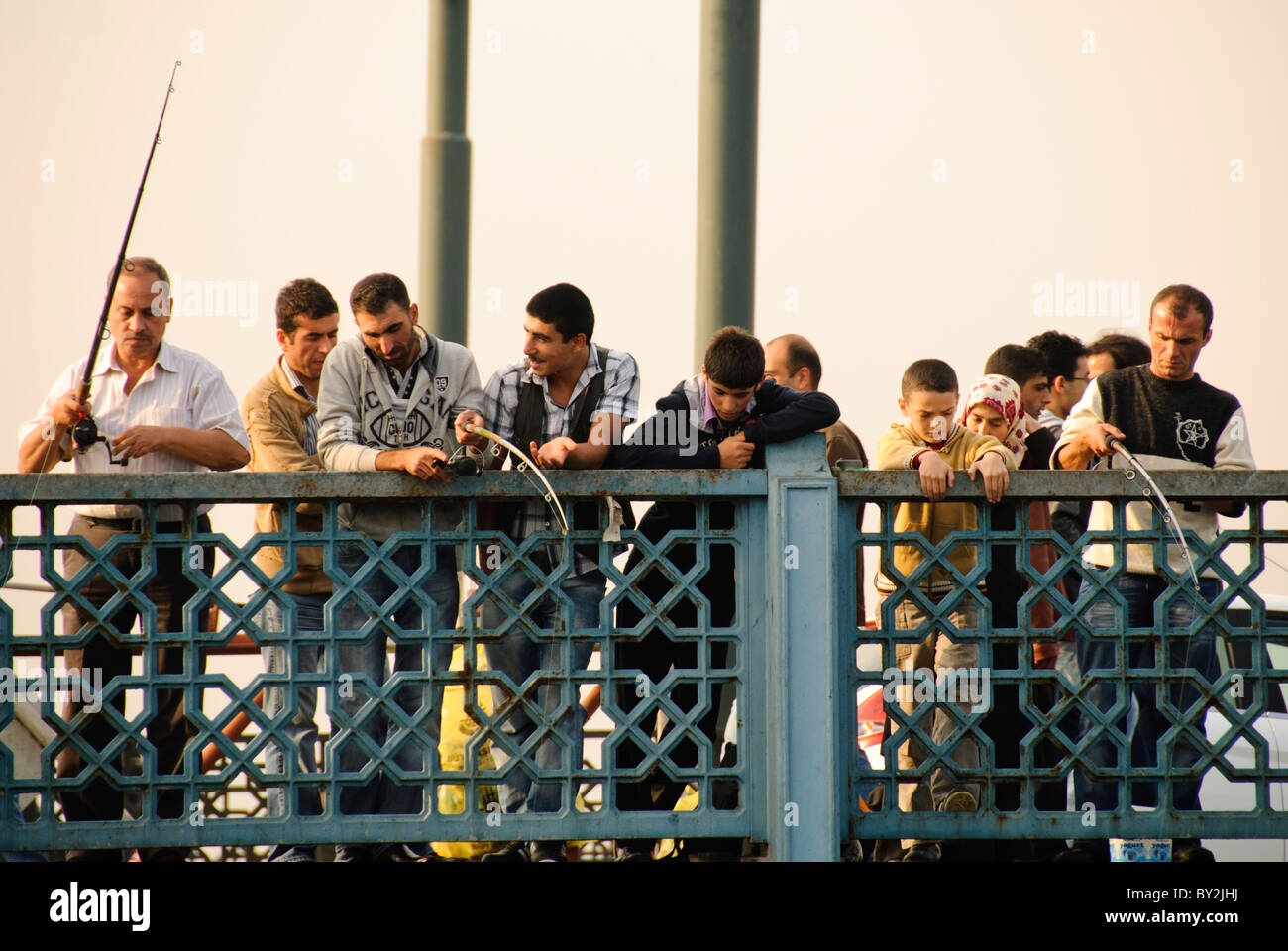 ISTANBUL, Türkei / Türkiye - Angeln vor Istanbuls historischer Galata-Brücke über das Goldene Horn. Stockfoto