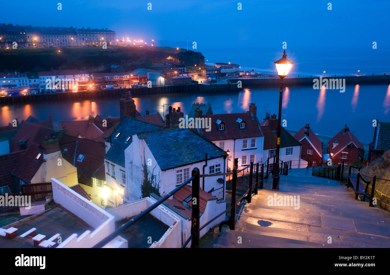 Am frühen Morgen Blick über Hafen von Whitby, genommen von der berühmten Whitby-Treppe, die zur Abtei führen. Jan 2011 Stockfoto