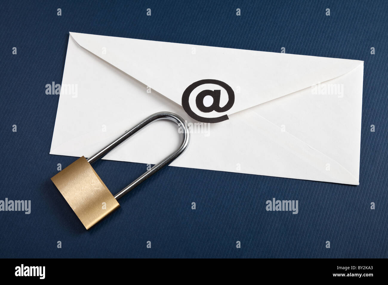 Umschlag mit @ Symbol und Schloss, Konzept der e-Mail-Sicherheit Stockfoto