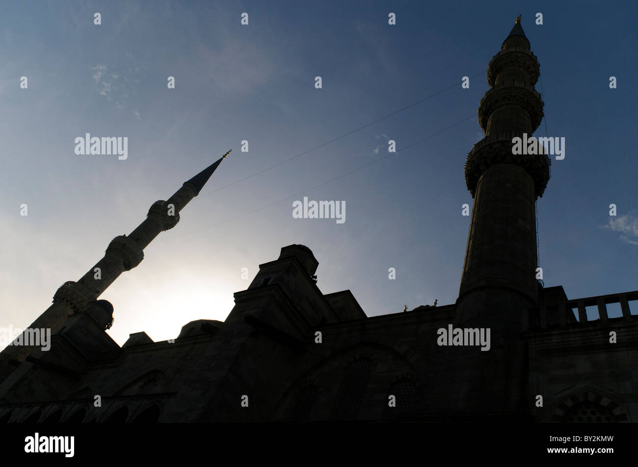 ISTANBUL Türkei // ISTANBUL, Türkei – zwei der sechs charakteristischen Minarette der Sultan-Ahmed-Moschee stehen am Himmel. Die ungewöhnliche Anzahl der Minarette der Moschee löste beim Bau Kontroversen aus, da sie mit der Zahl der Großen Moschee von Mekka übereinstimmte. Jedes Minarett verfügt über drei Balkone, die der klassischen osmanischen Architekturtradition folgen. Stockfoto ISTANBUL Türkei // ISTANBUL, Türkei – zwei der sechs charakteristischen Minarette der Sultan-Ahmed-Moschee stehen am Himmel. Die ungewöhnliche Anzahl der Minarette der Moschee löste beim Bau Kontroversen aus, da sie mit der Zahl der Großen Moschee von Mekka übereinstimmte. Jedes Minarett verfügt über drei Balkone, die der klassischen osmanischen Architekturtradition folgen. Stockfoto