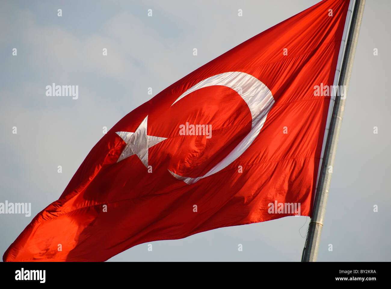 Die Flagge Der Turkei In Turkisch Als Ay Yildiz Mond Sterne Oder Albayrak Rote Fahne Bekannt Stockfotografie Alamy
