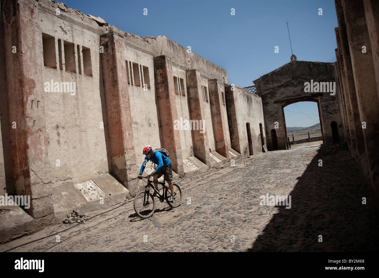 Ein Radfahrer fährt in einer Hacienda im Bundesstaat Hidalgo, Mexiko. Stockfoto