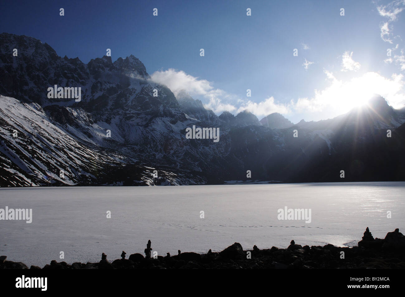 Die untergehende Sonne über Gokyo See in Nepal Stockfoto