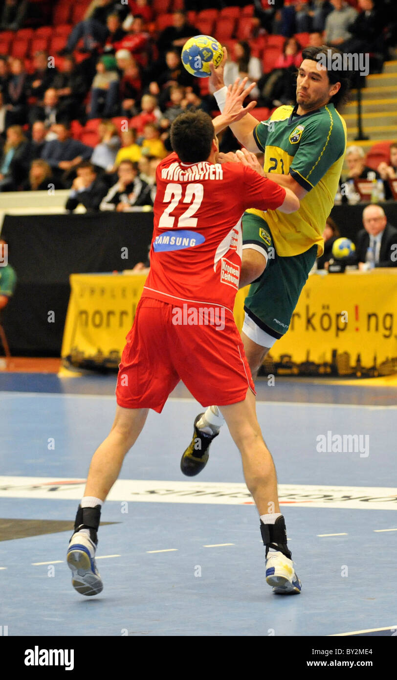 Welt Meisterschaft Handball 2011 in Schweden - Österreich Vs Brasilien - Brasiliens 21 G N Cardoso gegen Austrias Markus Wagesreiter Stockfoto