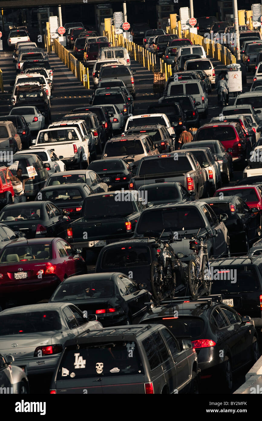 viele Autos an der Grenze zwischen Mexiko und den USA, Tijuana, Mexiko. Stockfoto