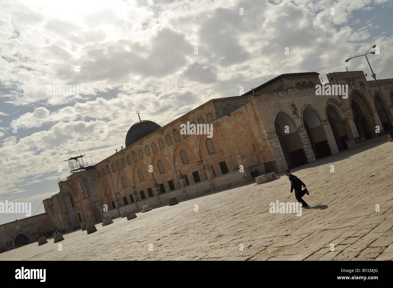 Jerusalem, Tempelberg, Al Aqsa Moschee, Wolken, Arabische Kinder, laufen, playng Stockfoto