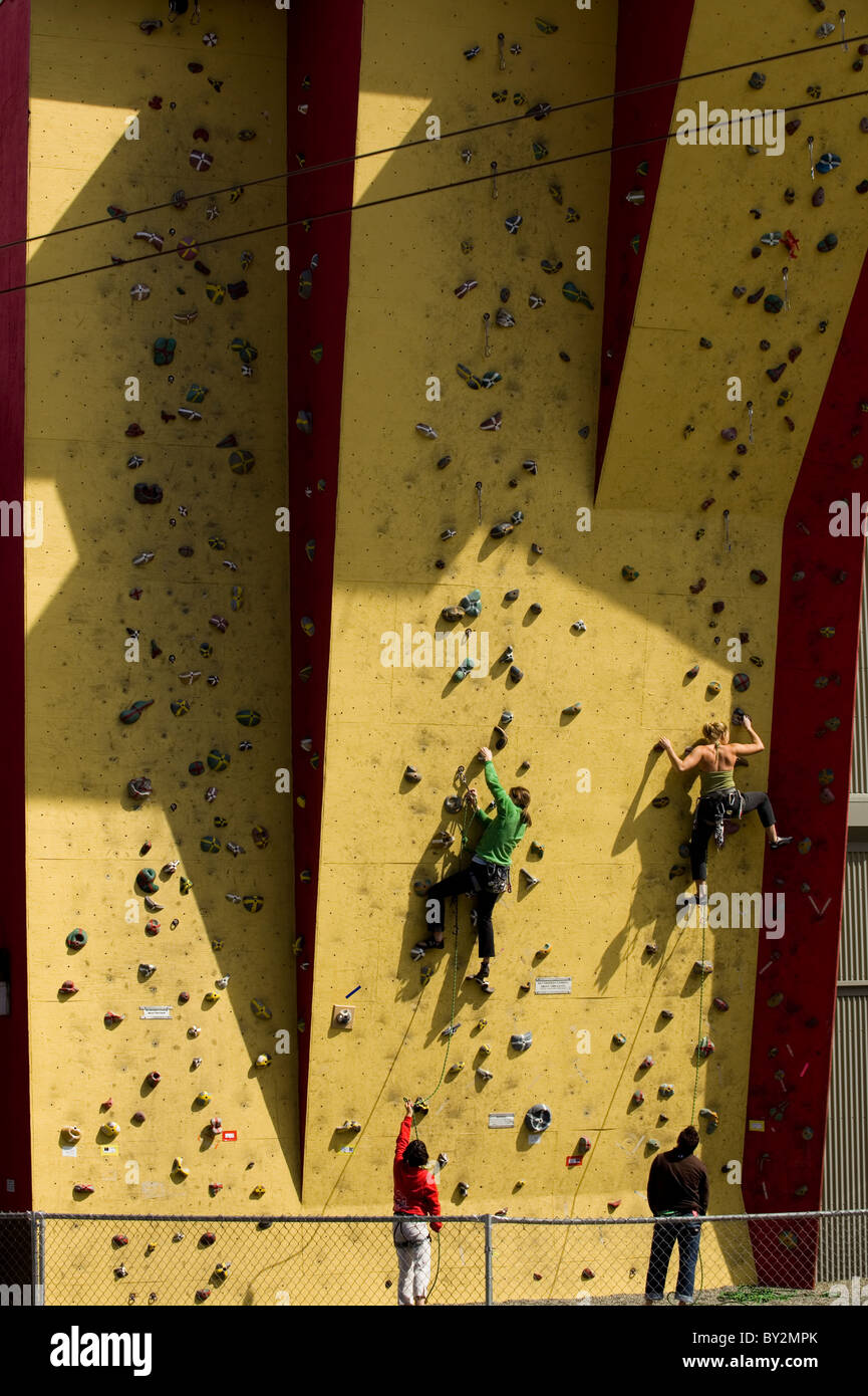 Kletterer an einem Felsen Kletterhalle. Stockfoto