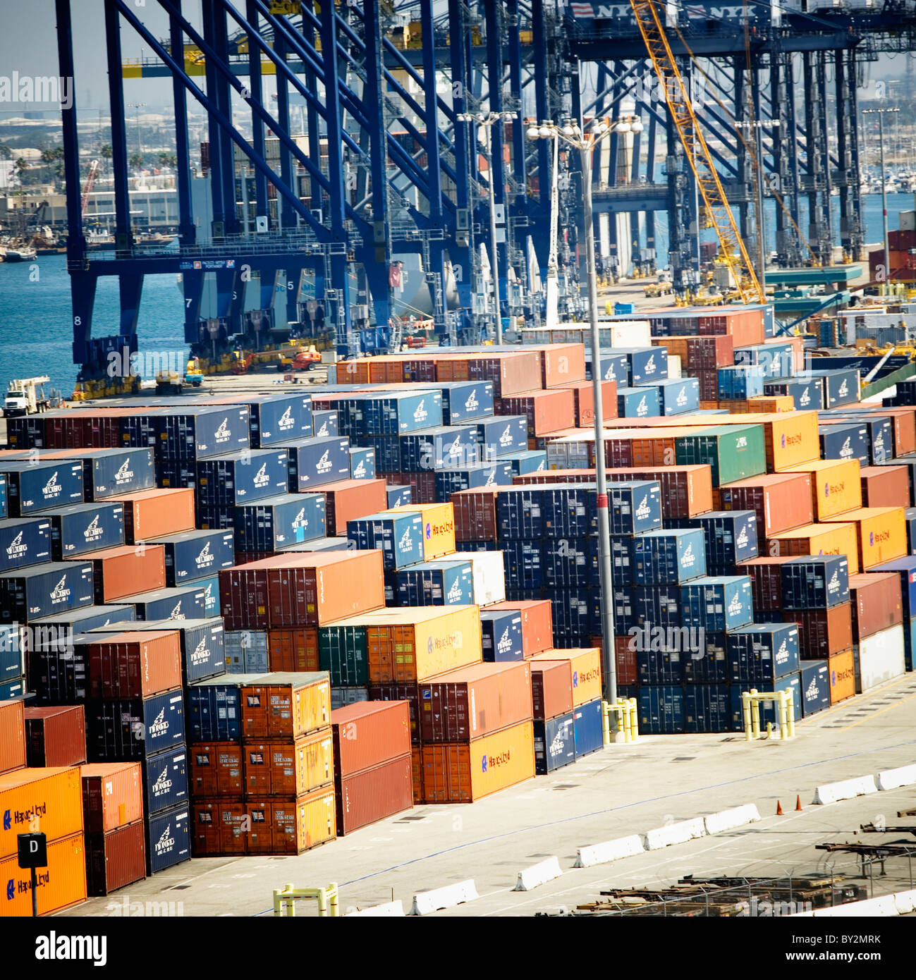 Stapel von Containern auf eine Beladung docks mit Kränen auf die Häfen von Long Beach und Los Angeles, Kalifornien. Stockfoto