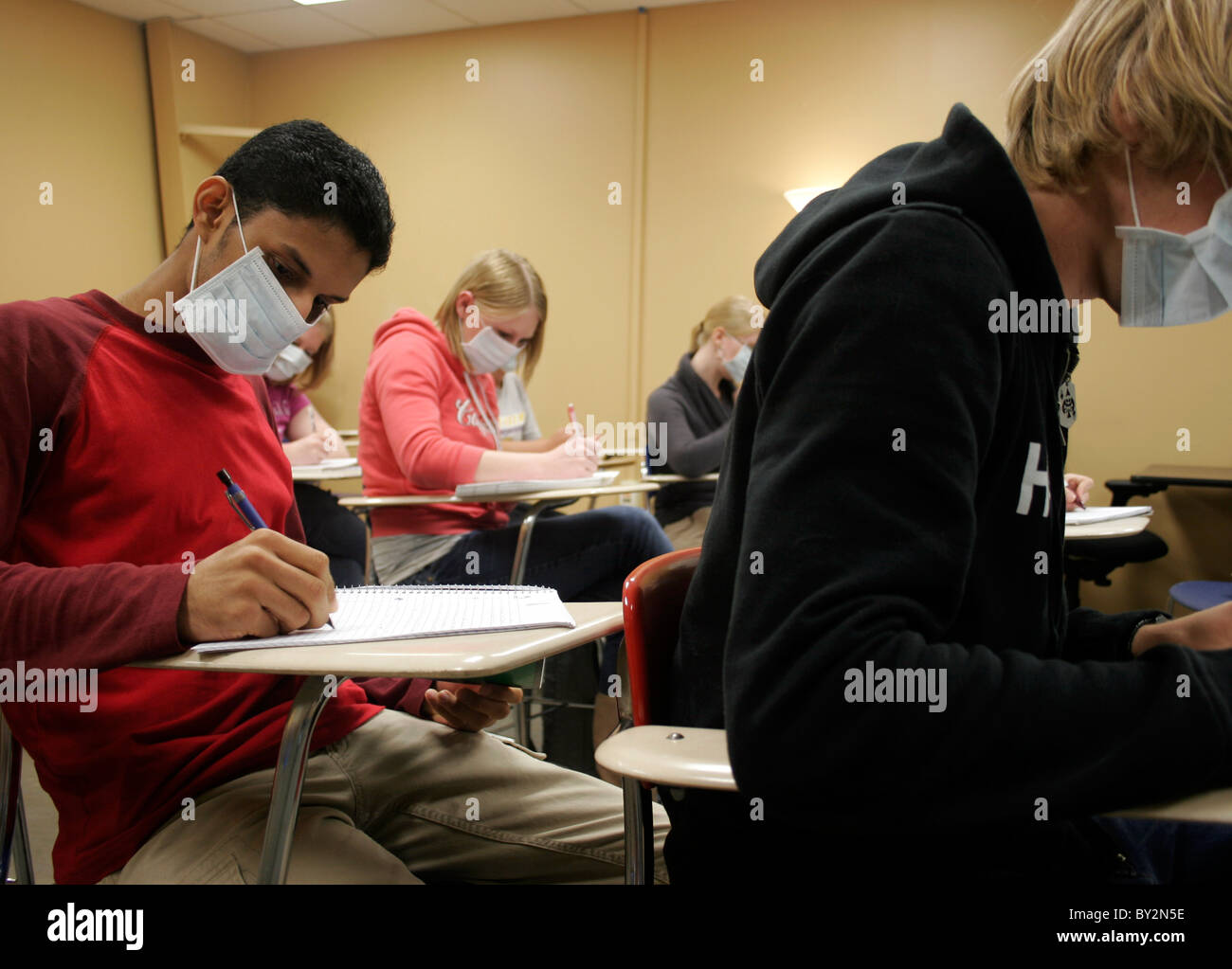 Studenten in Masken zur Vorbeugung der Schweinegrippe, Nashville, Tennessee. Stockfoto