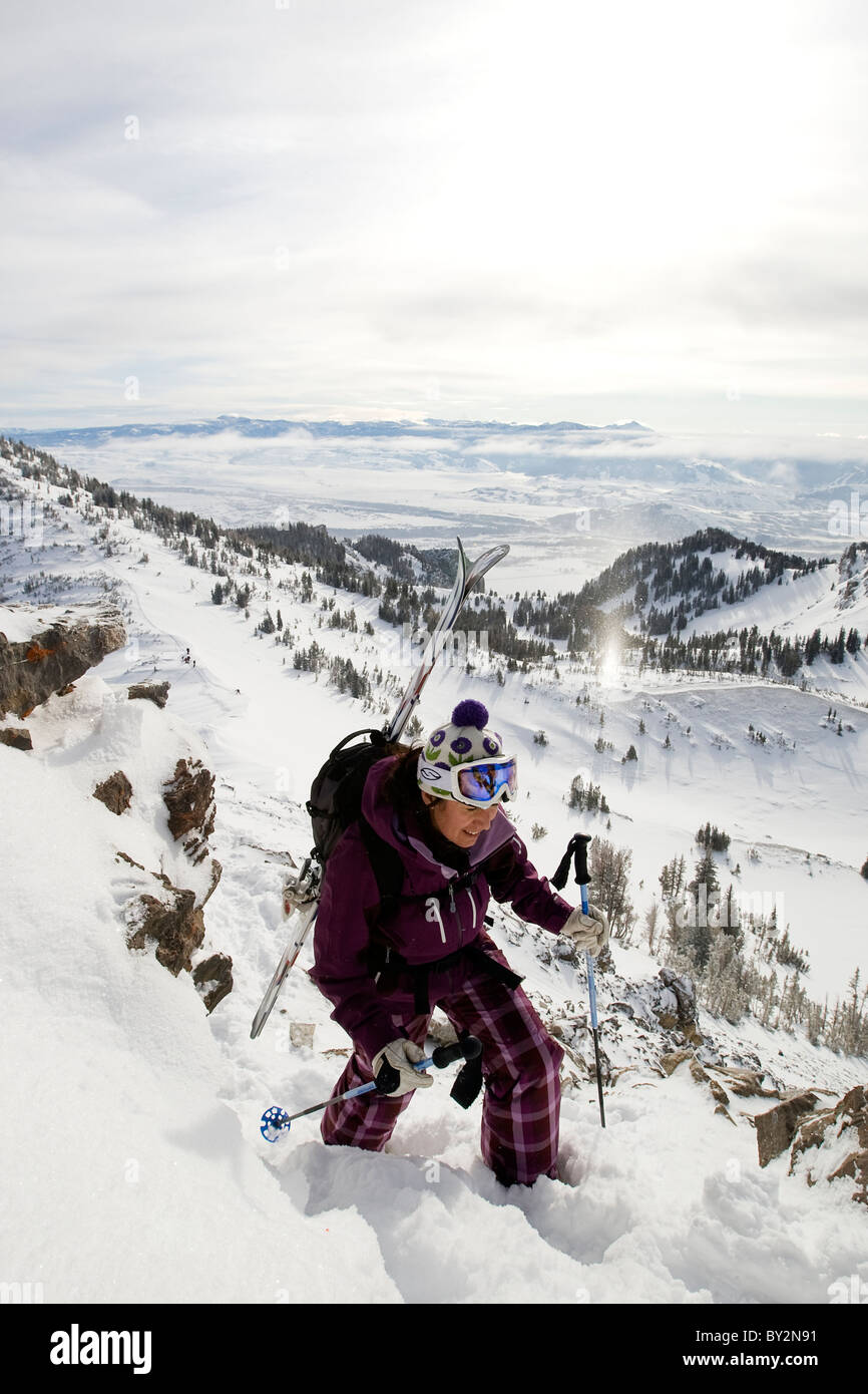 Eine Skifahrerin Wanderungen für unverspurten Pulver und frische Linien im Jackson Hole Mountain Resort Hinterland, Wyoming. Stockfoto