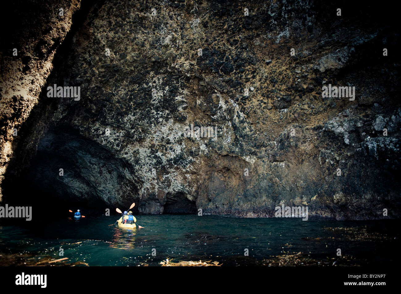 Erkunden Meer Höhlen mit dem Kajak auf der Insel Santa Cruz auf den Kanalinseln aus Santa Barbara, Kalifornien. Stockfoto