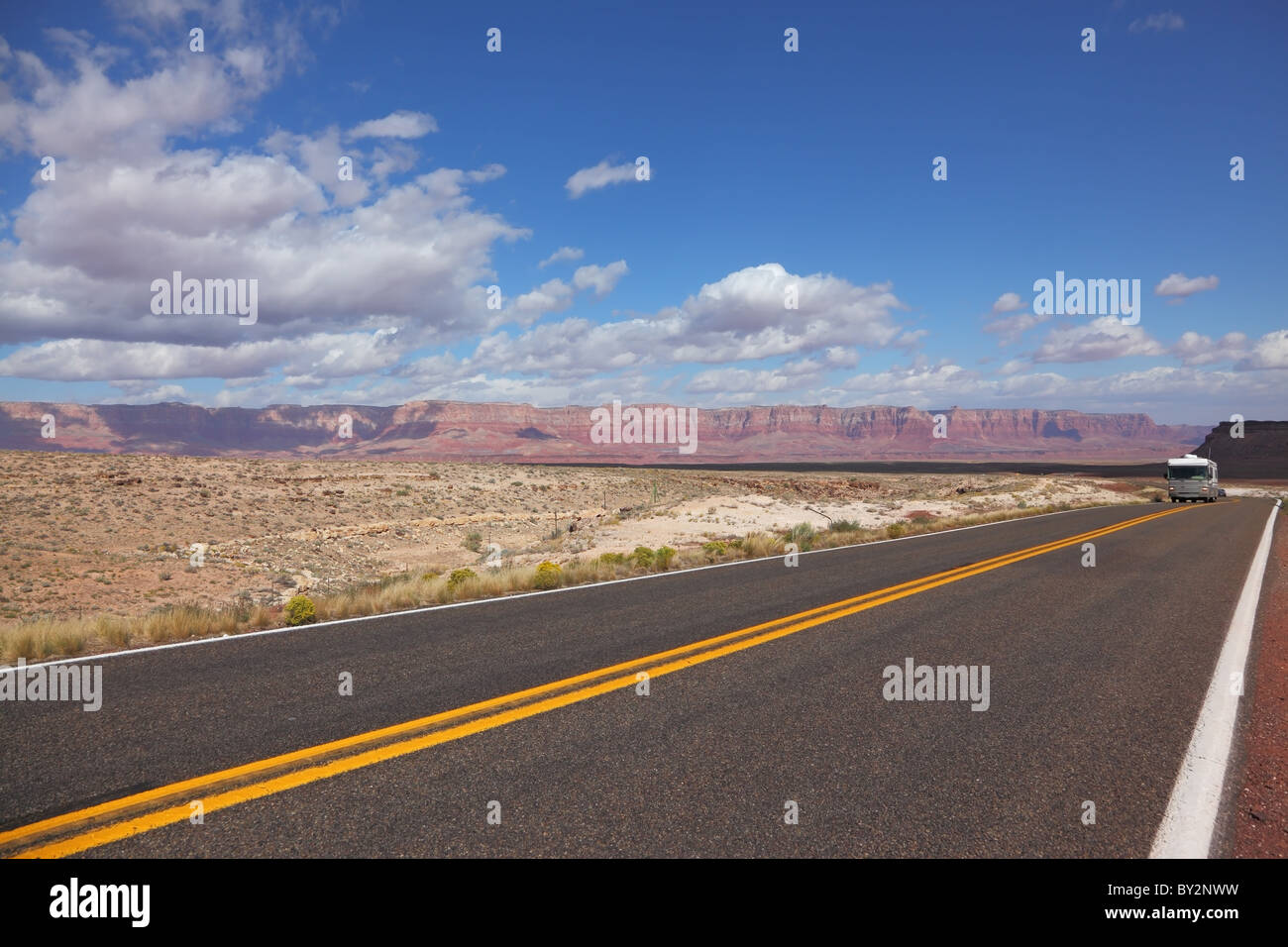 Der Touristenbus unterwegs zu desertieren. Kalifornien. Stockfoto