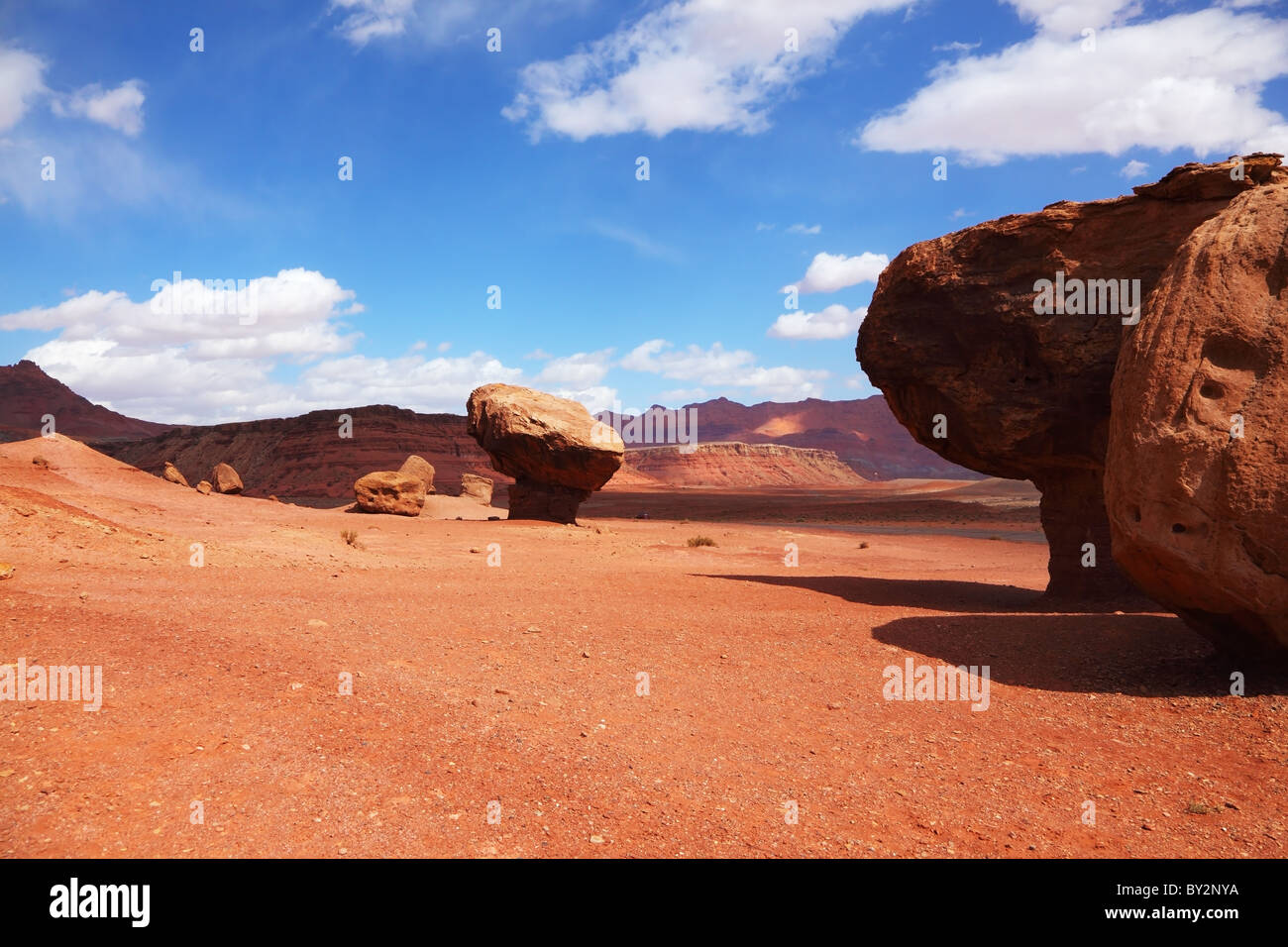 Riesiger Stein "Pilz" Effekt der Verwitterung in der roten Wüste des Colorado River Valley Stockfoto