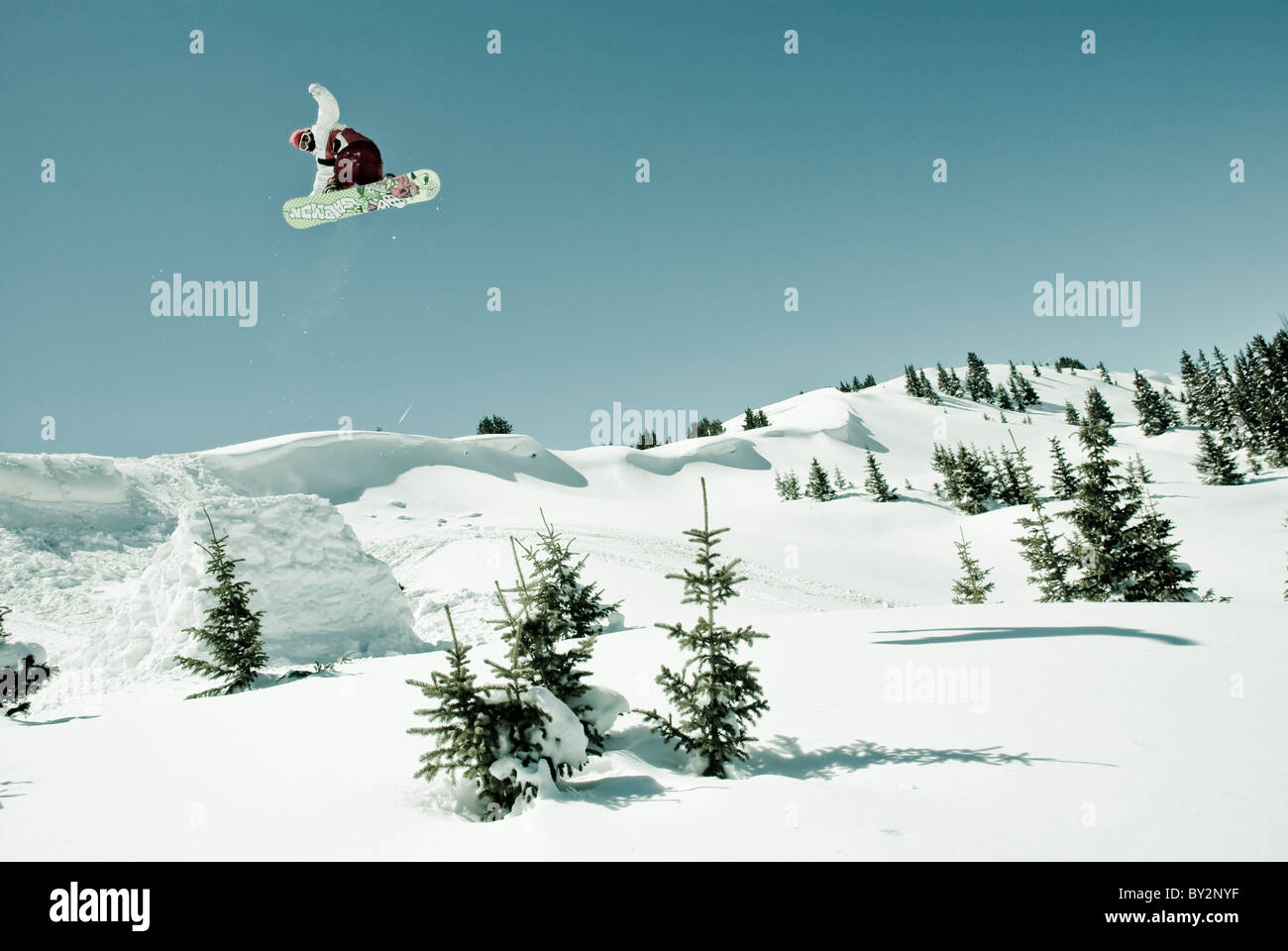 Snowboarder seine Rotation aus einen Sprung in Colorado Backcountry zurückspulen. Stockfoto