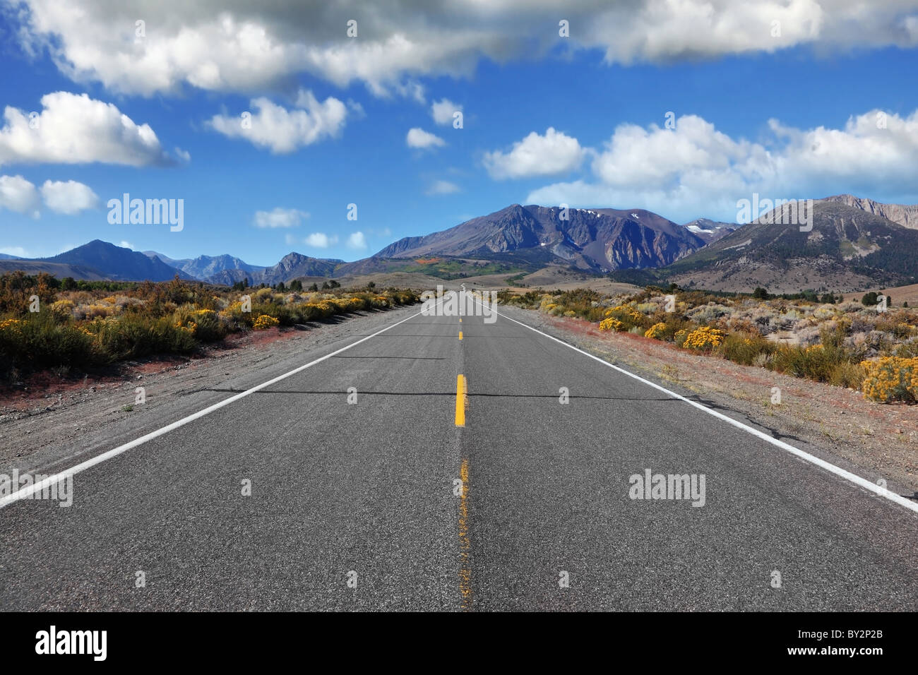 Die Straße geht in die Ferne. Stolz der Nation - eine große amerikanische Straße führt durch die schöne Wüste in die Berge Stockfoto